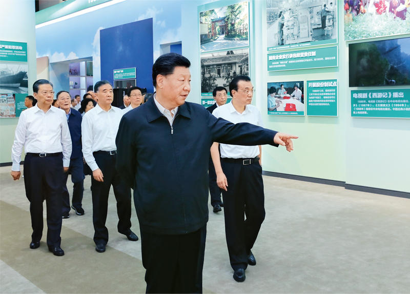 2019年9月23日,党和国家领导人习近平、李克强、汪洋、王沪宁、赵乐际、韩正、王岐山等在北京展览馆参观“伟大历程 辉煌成就——庆祝中华人民共和国成立70周年大型成就展”。 新华社记者 鞠鹏/摄